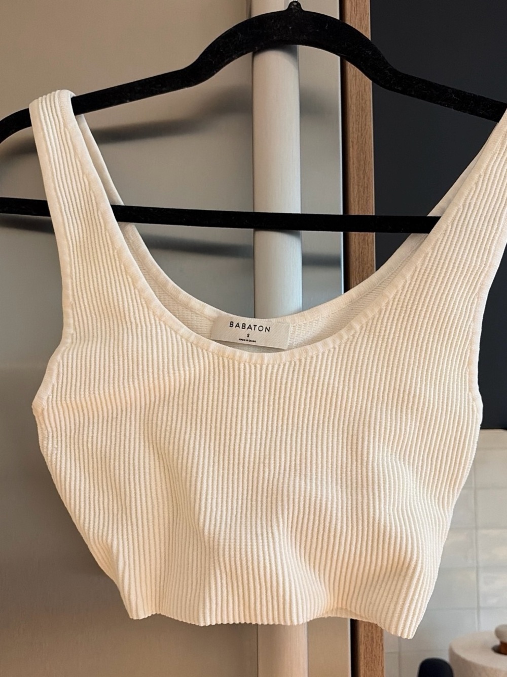 Babaton Cream Ribbed Scoop Crop Tank Top